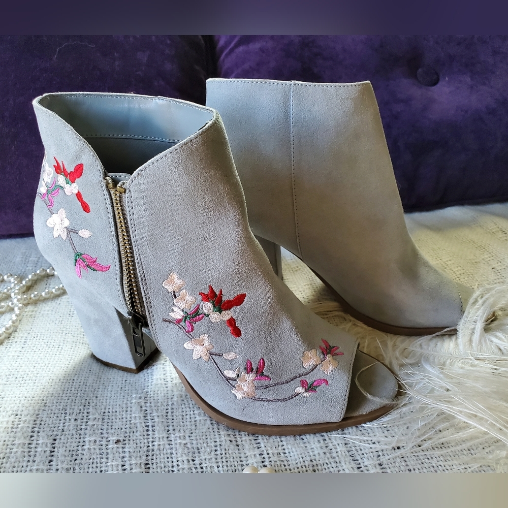 Hippie Laundry Imogen Grey Suede with Pink flowers Womens Heel Booties. F-044.